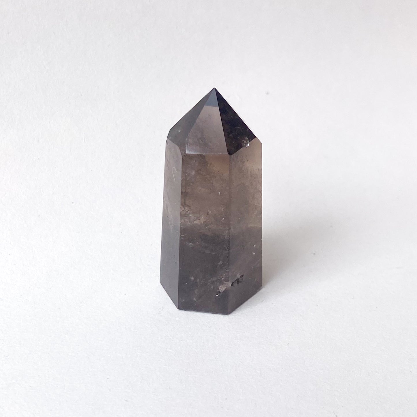 Obelisco de cuarzo ahumado