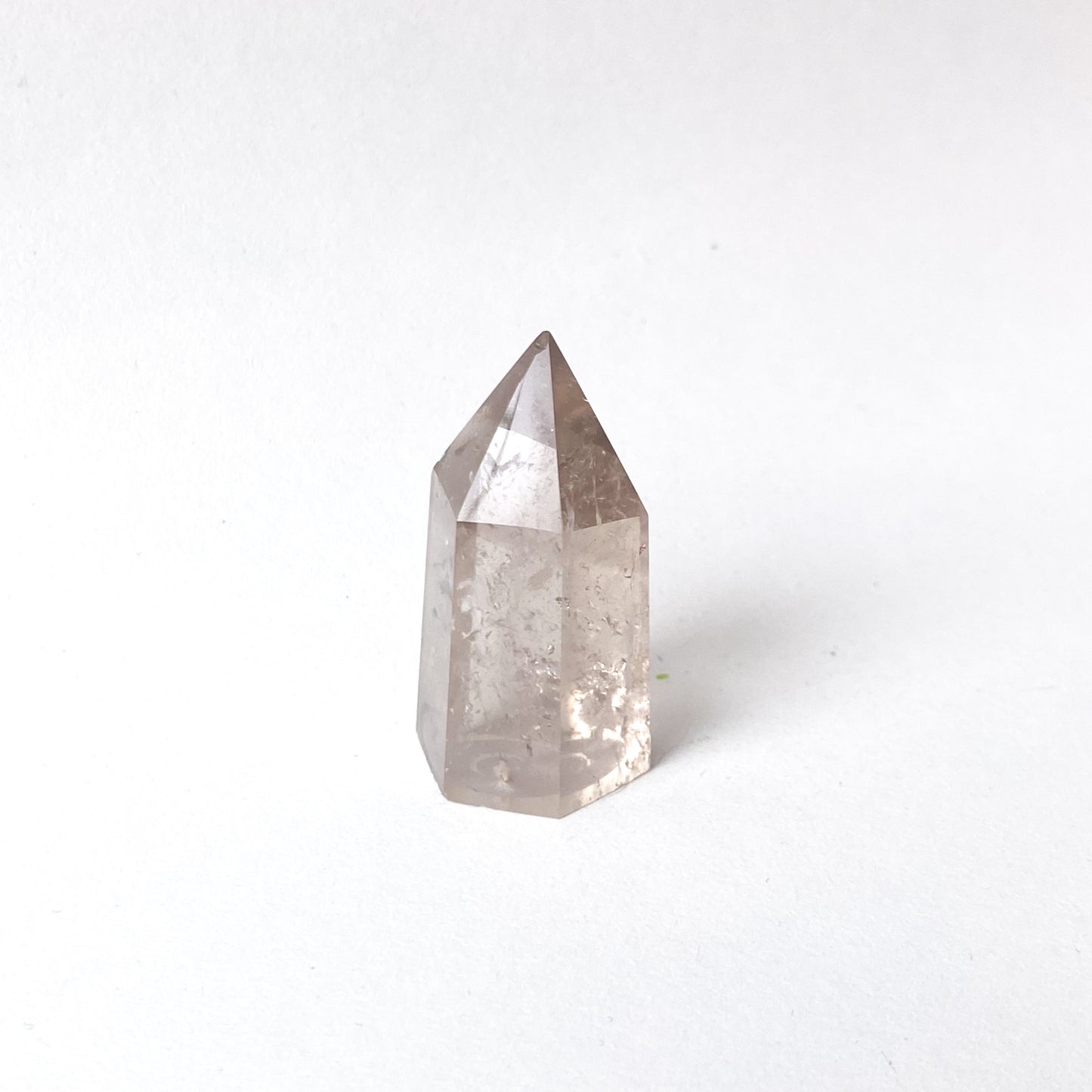 Obelisco hexagonal de cuarzo ahumado