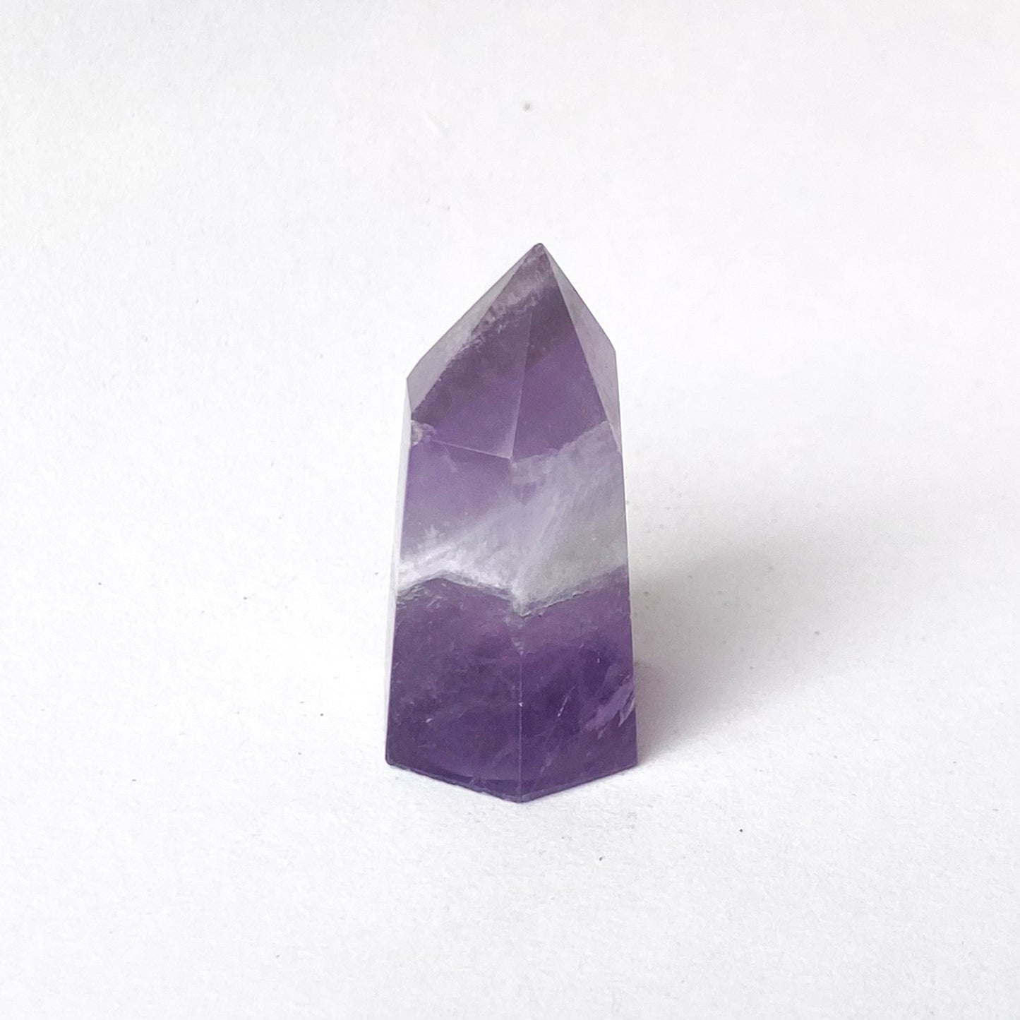 Obelisco hexagonal de amatista