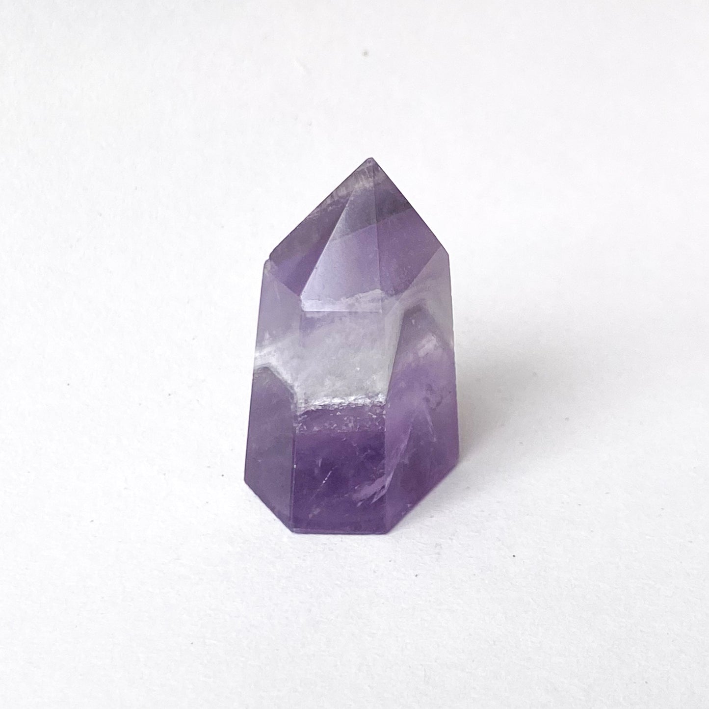 Obelisco hexagonal de amatista